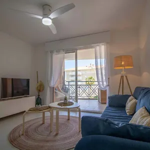 Lumineux De 32 m Renové Proche De La Fréjus